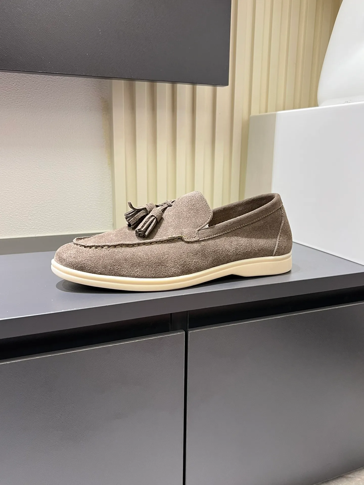 Men's shoes 💰p360 "Loro men's shoes 💰pian'*" Classic L men's shoes for couples 💰p Top version British flat loafers, a must-have item in old money style, the minimalist design is eye-catching and durable, a plus point for dressing The soft foot feel and texture are outstanding. They don’t scratch your feet and are very nice. They are matched with soft and waxy soles. They can be worn daily for a long time without getting tired. They are easy to wear, versatile and classic items, with perfect foot feel and texture! Imported cashmere fabric, the lining is made of imported A-grade water-dyed cow lining, the top version of the genuine leather midsole is sewn with pure handmade mark thread! Size: Female 35-40 (34. Customized) Male 38-44 (45.46. Customized)